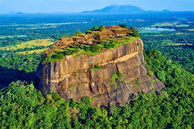 A hegycsúcson megtekintjük a Mihintale templomot, amelyről a sri lankaiak azt tartják, hogy e helyen találkozott a buddhista Mahinda szerzetes és Devanampiyatissa király, aki bevezette a buddhizmust