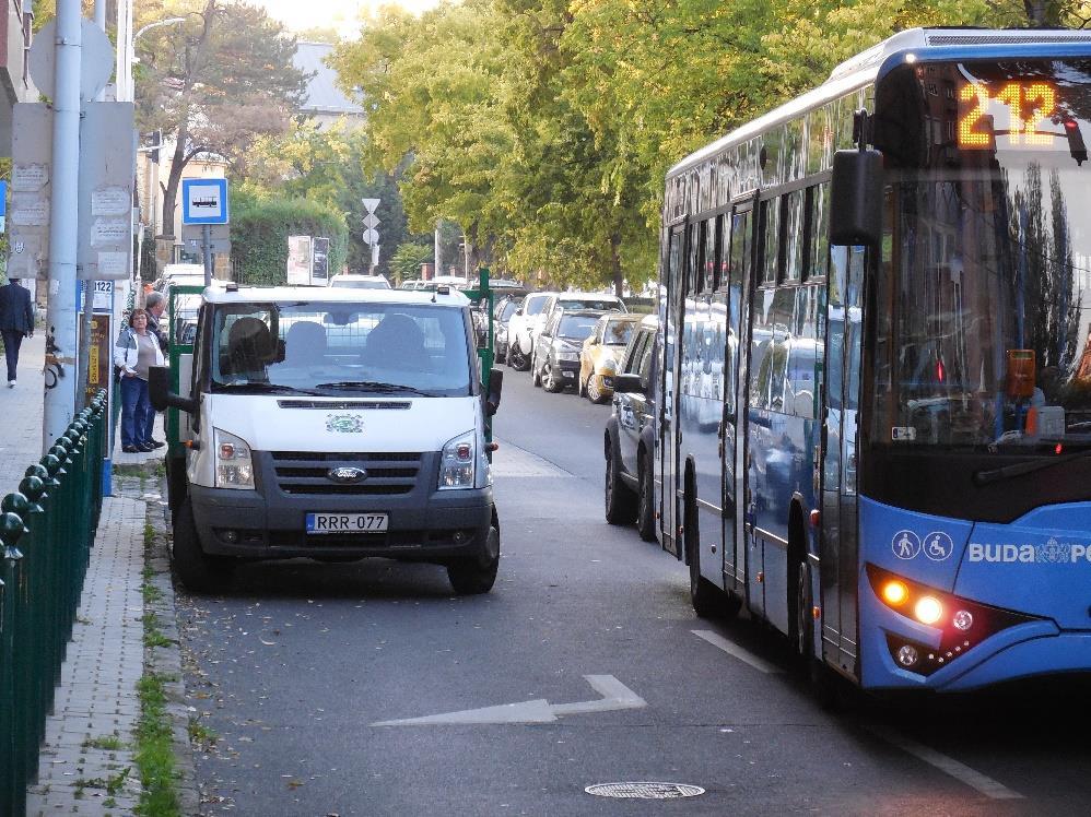 A mozgáskorlázottak részére fenntartott helyen éppen egy kisteherautó várakozik szabálytalanul, hátráltatva a buszok besorolását a kanyarodósávba.