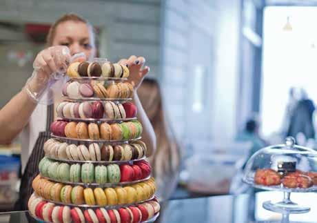 A különleges torták mellett, megkínálják Önöket a francia cukrászat csúcsával, a macaronnal is, amit a 2012-es magyarországi Macaron Nap győztes cukrásza készít el.