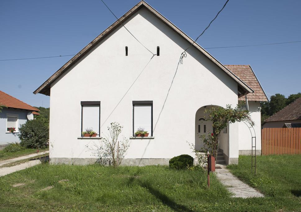 KERT Előkert létesítésekor a kialakult építési vonalat kell figyelembe venni, vagy ahol ez nem megállaptható, ott 5 méterrel kell számolni.