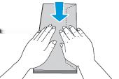 Papír és másolóanyagok Ha a csomagolásból kivett borítékokat nem helyezi azonnal a kézitálcába, a borítékok felpúposodhatnak. Az elakadások megelőzése érdekében simítsa ki a borítékokat. 3.