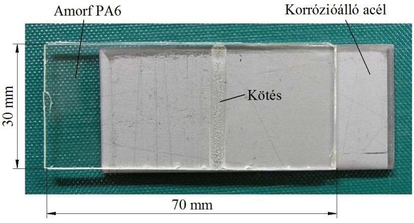 különböző technikákkal és anyagpárosításokkal készített kötésekkel kísérletezni.