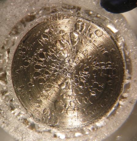 A homlokoldal fölött felhevült anyagvastagság így a folyamat során állandóan vékony marad.