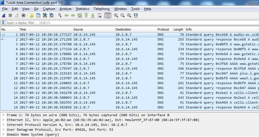 egy elfogási szűrőt (capture filter-t). A DNS kérés default esetben az UDP (User- Datagram Protocol) szállítási rétegbeli protokollt használja, úgyhogy erre fogunk szűrni!