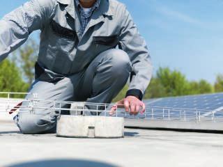 A napelemes rendszer kivitelezőjeként Ön viseli a felelősséget. A ProtectPlus-szal ez nem probléma. A villamos biztonságért az üzembe helyező felel.