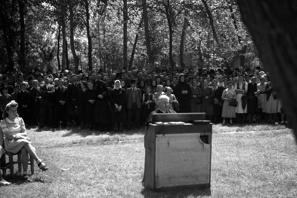 2007/XIX. 5 8. M ER N IDIO A LE 29 Balogh páter énekvizsgát tart Szeged Alsóközponton, 1943 családot, sem magánkultúrát, csak vérengzést és kegyetlenséget.