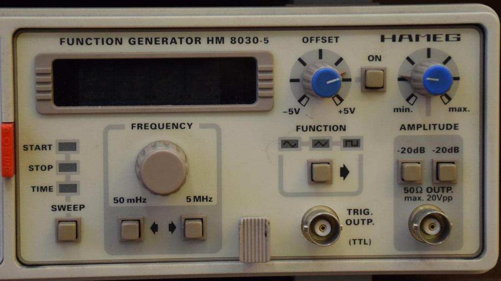 E.7 A HM8030-5 típusú funkciógenerátor kezelése: 6. ábra: Hameg HM8030-5 függvénygenerátor A laboratórium minden műszerparkja tartalmaz egy funkció-/ függvény-/ generátort.