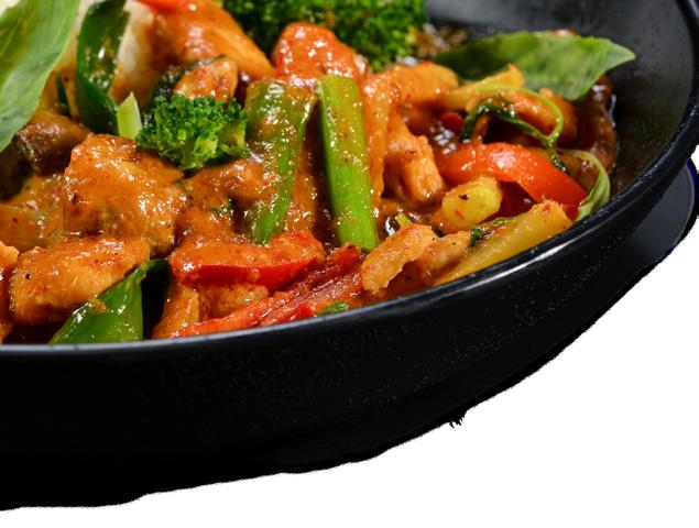 ÁZSIAI WOK KÜLÖNLEGESSÉGEINK ASIAN WOK SPECIALS WOKBAN SÜLT ZÖLDSÉGEK GYÖMBÉRES SZÓJASZÓSSZAL WOK FRIED VEGETABLES WITH SOY SAUCE Bébikukorica, padlizsán, sárgarépa, újhagyma, gomba, kaliforniai