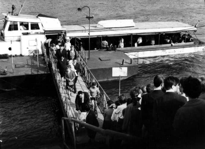 Vízi közlekedés Budapesten A budapesti hajózás szerepe a második világháború után nőtt meg. 1945 februárjá- ban egy élelmes vállalkozó a Szilágyi Dezső térről evezős (!