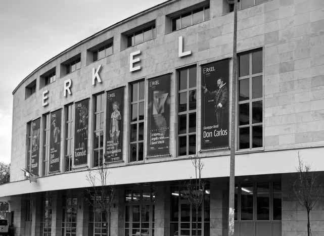 Erkel Színház ii. jános pál pápa tér 9-ben a fővárostól kapott ajándék telken épült röpke 9 hónap alatt Magyarország, sőt Közép-Európa máig legnagyobb ültetett nézőterű színháza, az akkori Népopera.