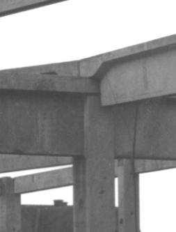 megoldható tüskés megfogást alkalmazzuk. A szerelés végeztével ezek a kapcsolatok (a tüskék körül) térfogatukat növelı cementhabarccsal lesznek kitöltve.