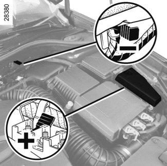 AKKUMULÁTOR: hibaelhárítás (2/2) 1 2 A 3 5 B 4 9 7 6 8 Akkumulátor a csomagtartóban (V6-os motorok) Használja a motortérben elhelyezkedő csatlakozókat.