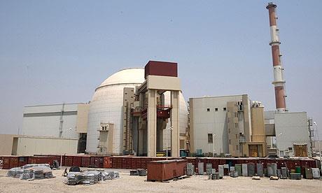 Történelmi áttekintő Korai szakasz: amerikai segítség (Atomot Békéért Program) 1967: Irán kutatóreaktort vásárol az Egyesült Államoktól Teheráni Kutatóreaktor (5MW teljesítmény, HEU üzemanyag) Sah: