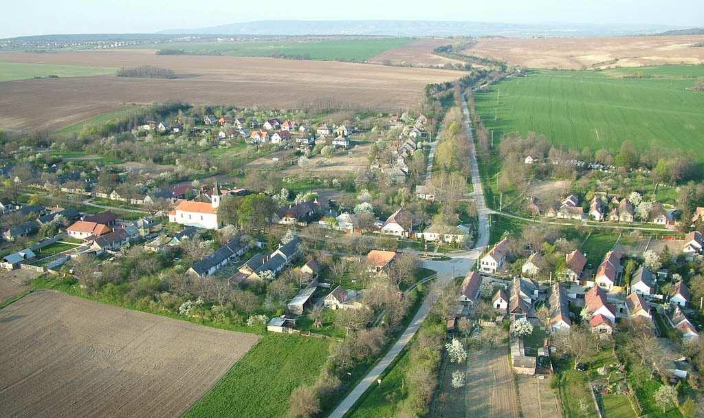 Bakonykúti bemutatása 5 BAKONYKÚTI BEMUTATÁSA 2 A múlt században, a mindenkori társadalmi és gazdasági változások tükörképeként változó mértékben, de folyamatosan csökkent a falu lakossága, az