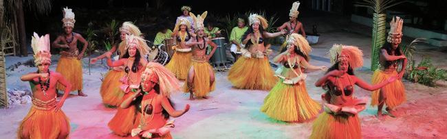 A Tiki Village-ben bepillantást nyerünk az itt élők mindennapjaiba, majd egy tradicionális polinéz vacsorán veszünk részt megfűszerezve az estét az őslakosok autentikus show műsorával.