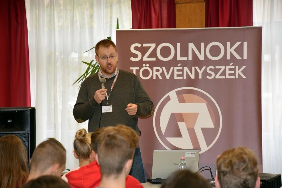 igazságszolgáltatásról, mint önálló hatalmi ágról, a bíróságok szerepéről, feladatairól, a bírósági szervezetrendszer felépítéséről, a büntető és a polgári