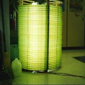 6. ábra Spirálisan feltekert csővezeték egy fotobioreaktorban [8] Természetesen a csővezetékeket bizonyos időközönként tisztítani és fertőtleníteni szükséges, valamint problémaként merül fel, hogy az