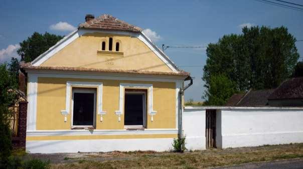 Az épületek Szentimrefalván vagy fehérre vakoltak, vagy a módosabb családoknál sárgára festettek.