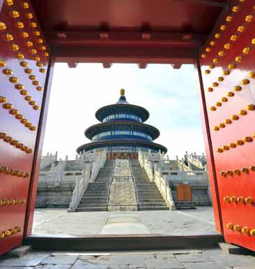Látogatás a Tian anmen téren - a világ legnagyobb terén, valamint a Kumming-tó partján emelkedő Nyári Palota, a Gyöngygyár, és az 1406-1420 között épült Tiltott Város megtekintése, amely a Ming és a