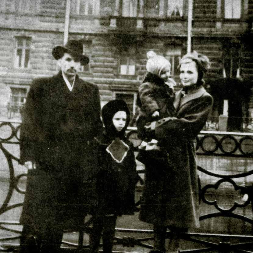 Nézzék meg a tüntetőkről készült korabeli fotókat, filmfelvételeket: a mosoly az arcukon azt a ritka történelmi pillanatot tükrözi vissza, amikor minden jóakaratú magyar együtt, közösen