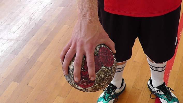 2. kép: A labda fogása (egykezes) Forrás: Saját felvétel Gyakorlatok az egykezes és kétkezes labdafogásra: Labda felemelése a talajról, guggolásból vállmagasság fölé (mindkét kézzel, jobb és bal
