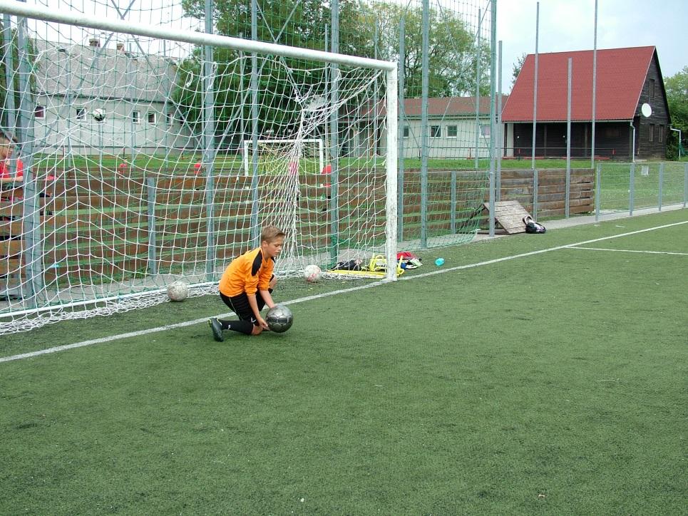 úgy, hogy mindkét lábfejük merőleges legyen az érkező labda irányára.