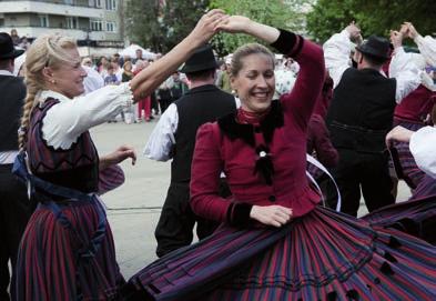 KOSSUTH TÉRI SZÍNPADI FELLÉPŐK Augusztus 14. péntek 17.