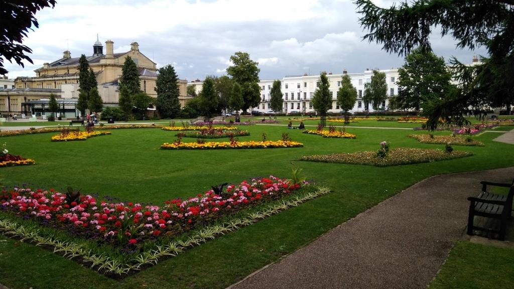 Szakmai beszámoló A projekt helyszíne: Cheltenham, England Kurzus időtartama: 2017.07.30.-08.12. Szakmai beszámolóm célja az Európai Unió Erasmus+ KA1 C.L.