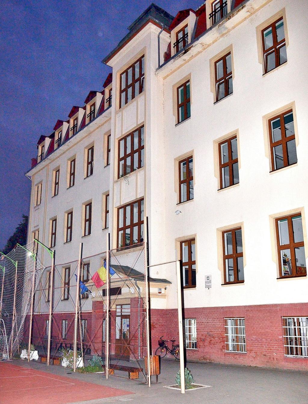 régi(j)óvilág INTÉZMÉNYEK 47 DR.