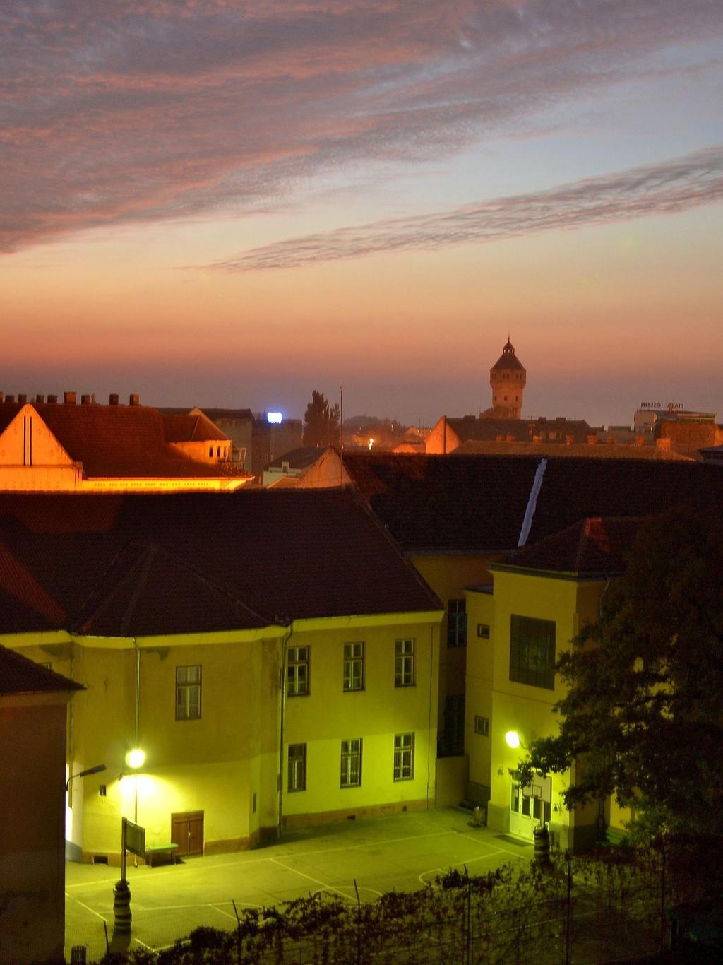 INTÉZMÉNYEK 49 Kilátás az iskolából Újmosnicáról behozza a kisebb diákokat az 1-es Általános Iskolába, majd a középiskolásokat a Bartók Líceumba.