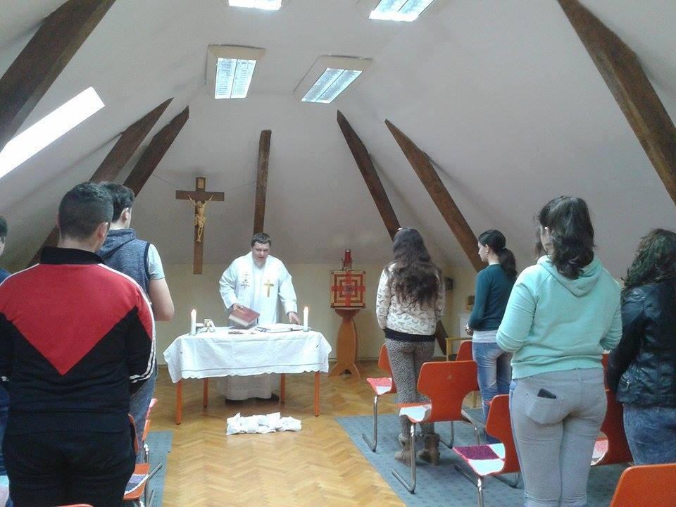 INTÉZMÉNYEK 51 szeretnénk nevelni gyermekeinket, valljuk azt, hogy munkánk irányadó elve a nevelés által evangelizálni.