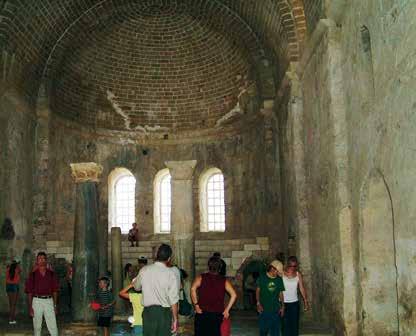 században állt ezen a helyen a templom, de a mai Szent Miklós-templom a VII. században épült. A IX. és a XI. században megrongálódott a keresztény és arab háborúkban, de a XI.