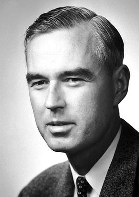 160 1. FEJEZET. SPONTÁN EMISSZIÓ, LAMB ELTOLÓDÁS, CASIMIR-EFFEKTUS 1.3. ábra. Willis Eugene Lamb, Jr. (1913-008) amerikai fizikus.