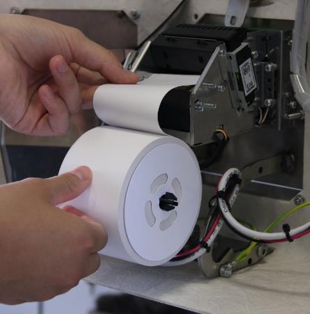 Helyezzük be a papír végét a nyomtató részbe. A tekercs vége egyenes és szabályosan vágott legyen, és egyenesen, merőlegesen álljon. A nyomtató automatikusan behúzza a tekercs végét.