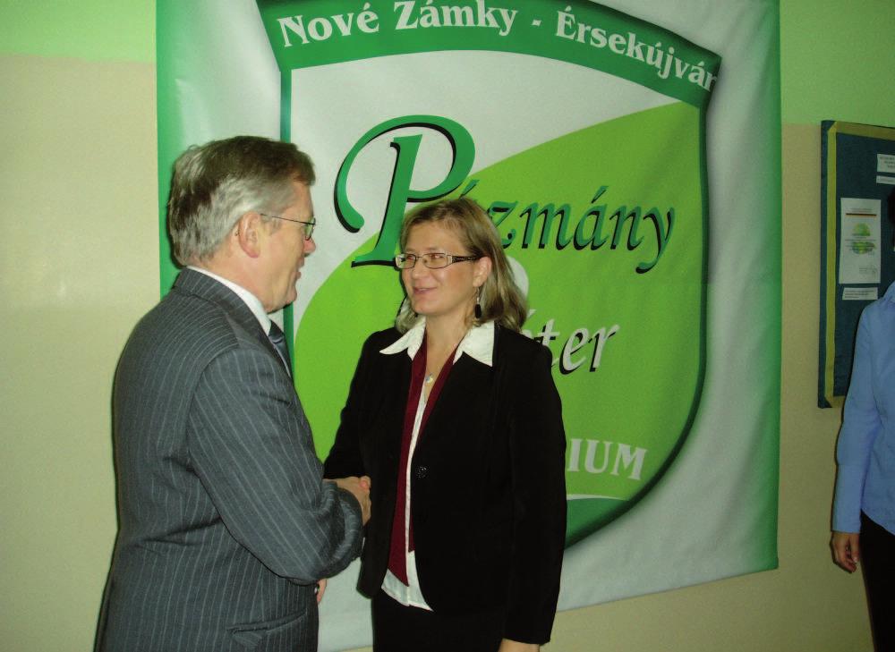 1842 2012 Magas rangú vendéget fogadtunk Benk Timea 2011. október 24 én látogatást tett a gimnáziumban dr. Axel Hartmann, Németország szlovákiai nagykövete.