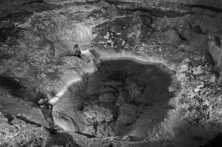 ábra, 4. kép). A barlangrendszerből kifolyó víz a Malom-tó 10-12 m 3 /s vízhozamú és kb. 18 C hőmérsékletű forrásában jelenik meg. 4. ábra A Tapolcai-barlangrendszer szelvénye (szerk. Móga J.
