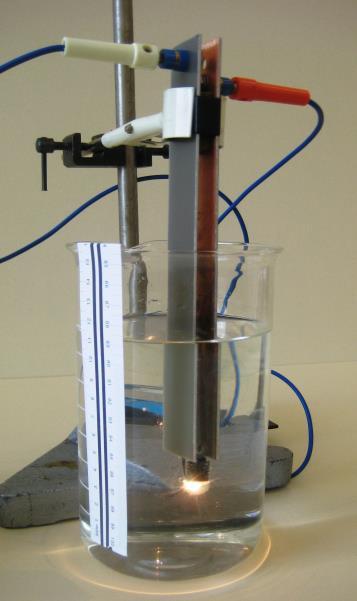 12. Elektrolit elektromos ellenállásának vizsgálata Vizsgálja meg az izzólámpából és elektródákból álló kapcsolás áramfelvételét a vízbe merített elektródák merülési mélységének függvényében!