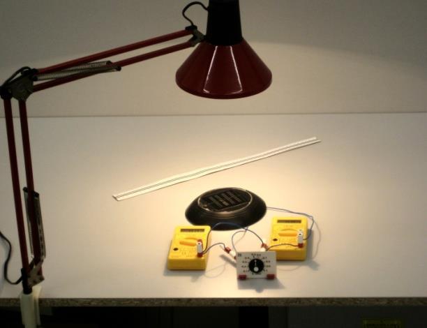 20. Napelemcella vizsgálata A rendelkezésre álló eszközökből állítsa össze a kísérletet! Mérje ki a lámpa alatt 25-30 cm távolságban elhelyezett napelemcella feszültség áramerősség karakterisztikáját!