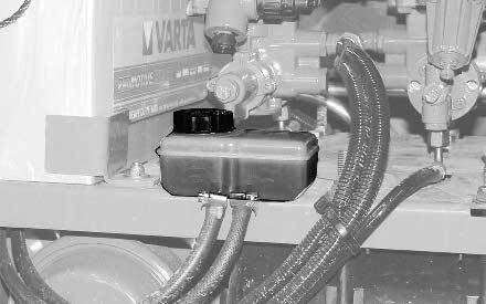 Tisztítás, ápolás és karbantartás 14.6.16 A fékberendezés hidraulikus részei A fékfolyadék-szint ellenőrzése: A fékfolyadék-szint ellenőrzése Töltse fel a kiegyenlítő tartályt a "max.