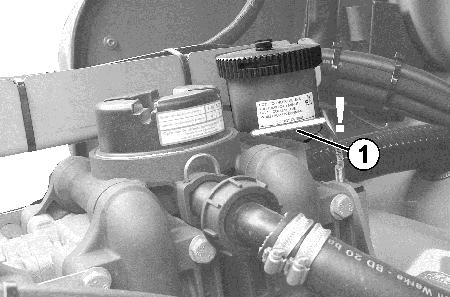 Tisztítás, ápolás és karbantartás 14.7.2 Permetező-szivattyú 14.7.2.1 Olajszint ellenőrzés Csak márkás vagy többcélú, 15W40 viszkozitású olajt használjon! Ügyeljen a helyes olajszintre!