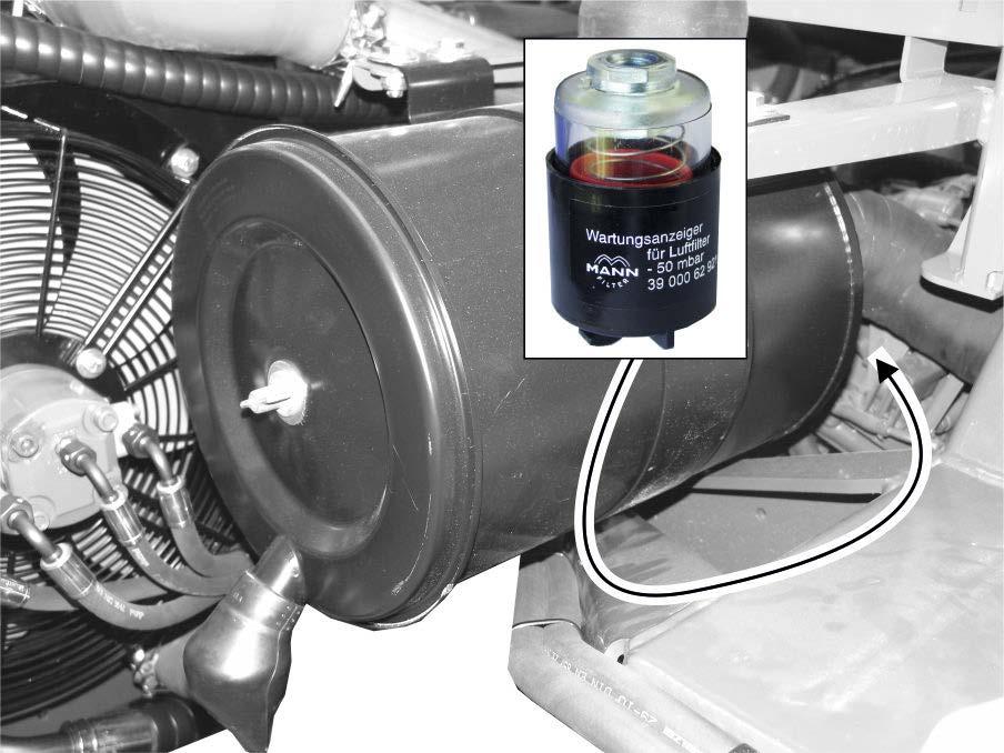 Időről időre tisztítsa meg a kihordónyílást. 166. ábra A légszűrő karbantartás-kijelzővel A légszűrő karbantartás-kijelzővel rendelkezik Légszűrő ellenőrzése. 1.Dízelmotor indítása.