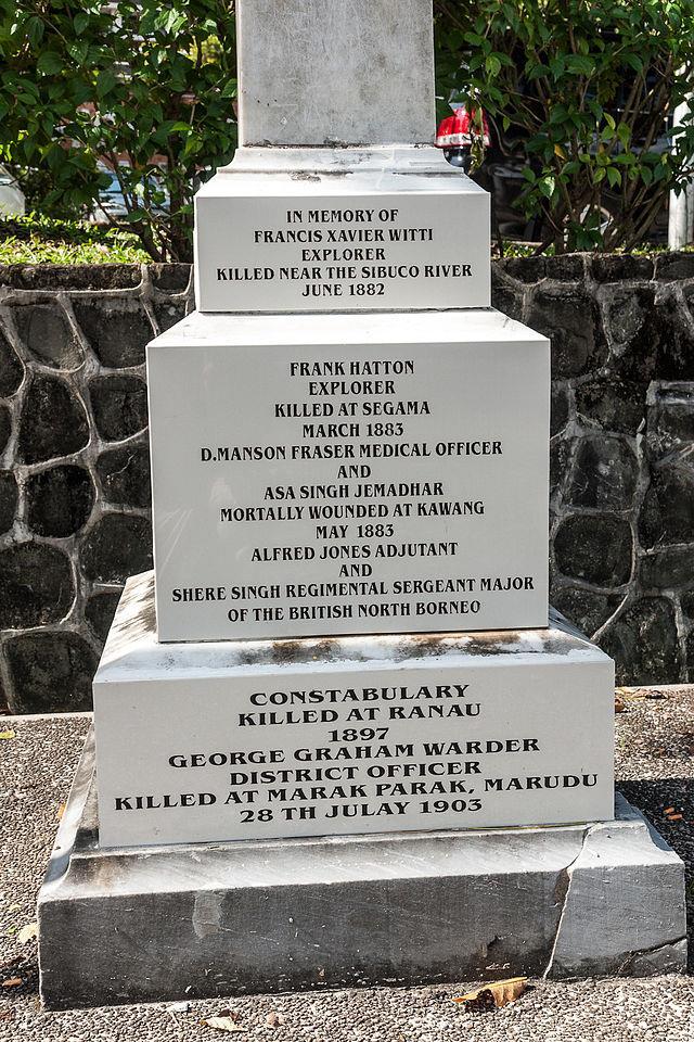 Van de Hongaarse poesta naar Noord-Borneo 75 Monument voor de gevallen officieren van de