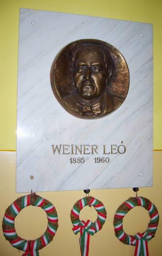 Az alkotás Weiner Leó arcképét ábrázolja, bronzból
