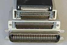 Korai párhuzamos SCSI buszrendszer tulajdonságai SCSI= Small Computer System/Standard Interface: komplex, intelligens, sínorientált eszköz (merev-, hajlékonylemez, CD- ROM, szalagos egység, scanner.