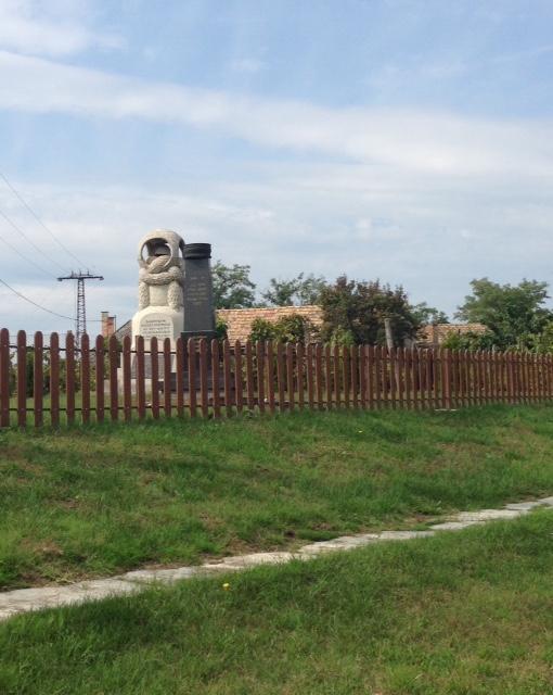 A faluban áll az I. és II. világháborús hősi emlékmű, amelyet Kövesházi Kalmár Elza szobrásznő alkotott. Az I.