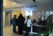 CSALÁD- ÉS GYERMEKJÓLÉTI KÖZPONT A családsegítés a szociális vagy mentálhigiénés problémák, illetve egyéb krízishelyzet miatt segítségre szoruló személyek, családok számára az ilyen helyzethez