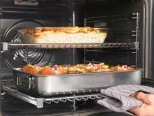 A 2 finoman gördülő sínpárnak köszönhetően egyszerűen és biztonságosan helyezhetők a sütőbe az ételek, illetve vehetők ki a forró edények.