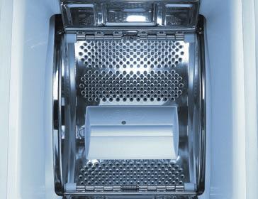 A Top-Stop rendszernek köszönhetően, a mosóprogram végén a dobot nem szükséges kézzel megforgatni, nyílása automatikusan a mosógép felső részébe kerül.