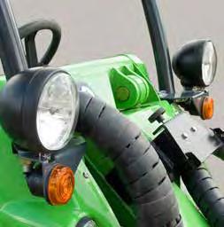 Közúti világítás készlet A közúti világítás készlet fényszórókat, irányjelző lámpákat és sárga forgófényt tartalmaz.