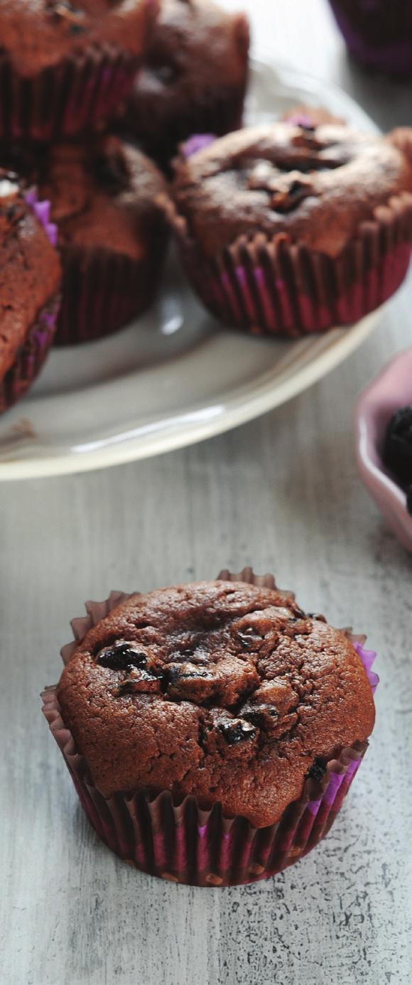 Csokis-aszalt szilvás muffin 2 tojás 6 dkg Koronás 10 dkg étcsoki 10 dkg lekvár 5 ek narancslé 1 tk sütőpor 15 dkg liszt (lehet gluténmentes liszt is) 7 dkg aszalt szilva A tojásokat a cukorral